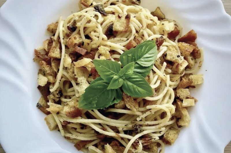 Sycące spaghetti alla San Gennaro pochodzące z Neapolu. Bazą dania jest sos przygotowany na oliwie z dodatkiem kaparów, sardeli i chilli z dodatkiem chrupiących grzanek z chleba.