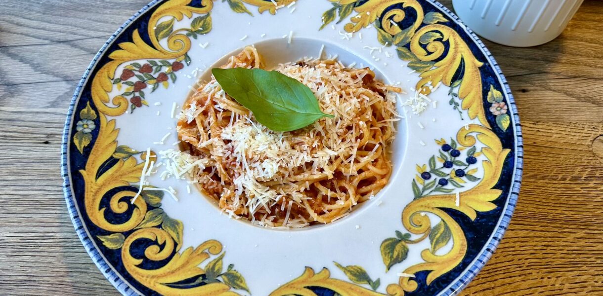 Spaghetti amatriciana, czyli spaghetti pochodzące z włoskiego miasta Amatrice, z aksamitnym sosem pomidorowym przygotowanym na aromatycznym podgardlu wieprzowym i posypane startym serem owczym pecorino.