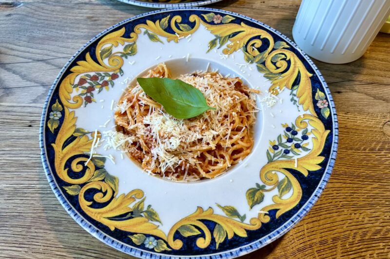 Spaghetti amatriciana, czyli spaghetti pochodzące z włoskiego miasta Amatrice, z aksamitnym sosem pomidorowym przygotowanym na aromatycznym podgardlu wieprzowym i posypane startym serem owczym pecorino.