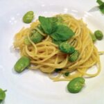 Makaron spaghetti z gotowanym, a następnie podsmażonym na oliwie bobem i świeżą miętą.