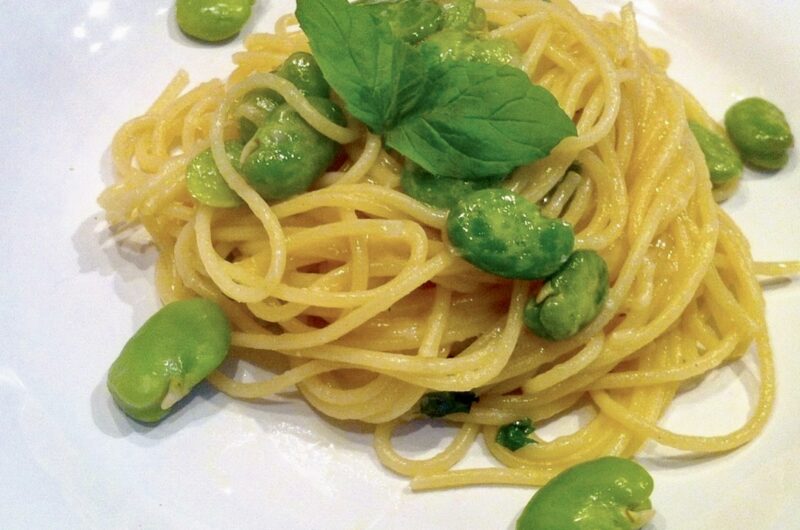 Makaron spaghetti z gotowanym, a następnie podsmażonym na oliwie bobem i świeżą miętą.