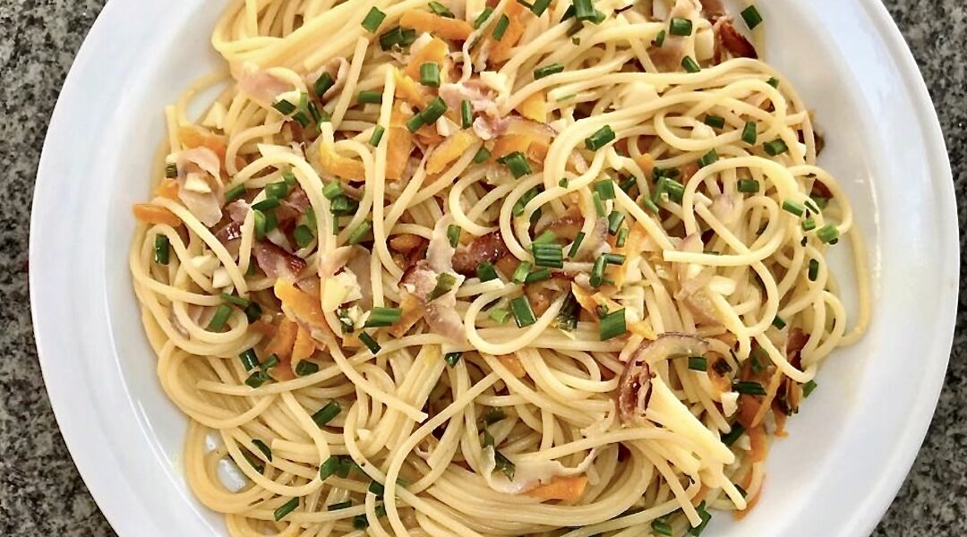 Makaron spaghetti wymieszany z przesmażonym boczkiem z dodatkiem startej marchewki, cebuli i czosnku.