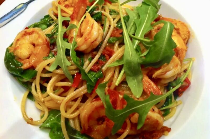 Makaron spaghetti ze smażonymi z czosnkiem i chilli krewetkami, pomidorami i świeżą rukolą.