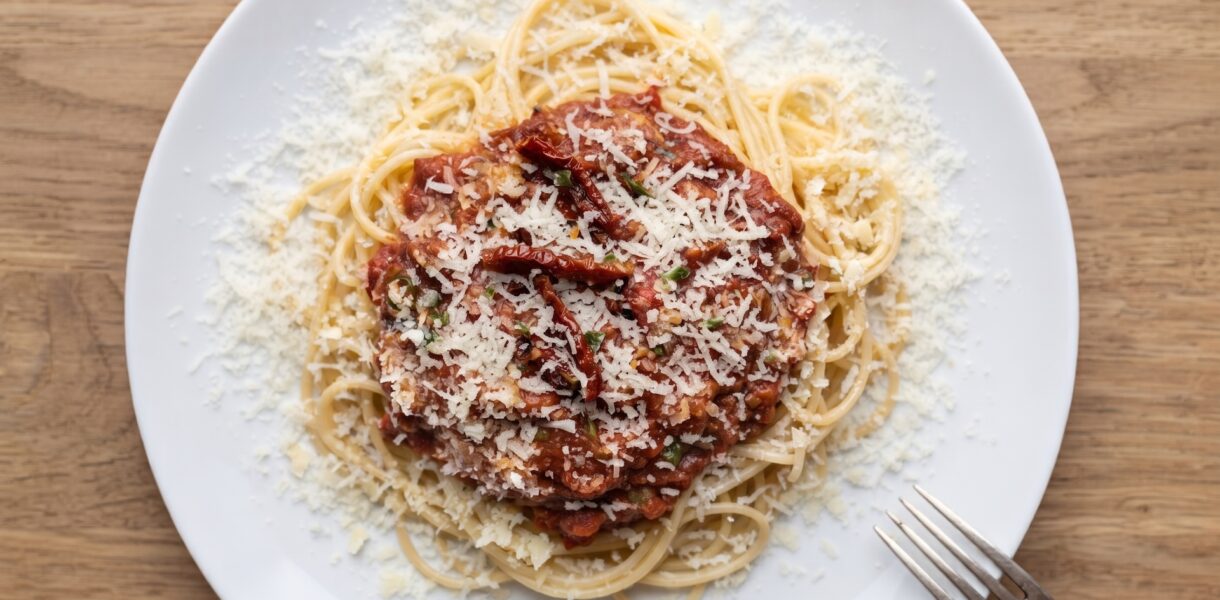 Spaghetti z sosem przyrządzonym z mielonego mięsa z dodatkiem pomidorów, oregano, cynamonu i czosnku przepis z Krety pochodzący.