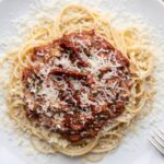 Spaghetti z sosem przyrządzonym z mielonego mięsa z dodatkiem pomidorów, oregano, cynamonu i czosnku przepis z Krety pochodzący.