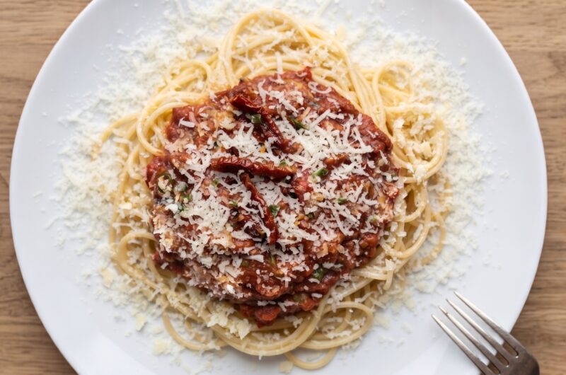 Spaghetti z sosem przyrządzonym z mielonego mięsa z dodatkiem pomidorów, oregano, cynamonu i czosnku przepis z Krety pochodzący.