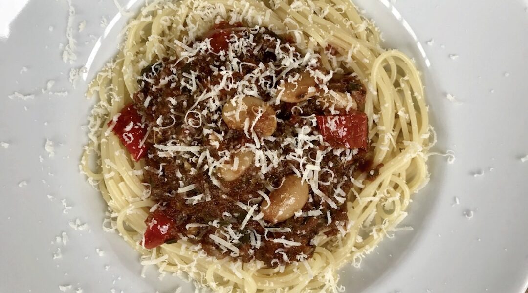 Spaghetti z sosem przyrządzonym z mielonego mięsa z dodatkiem pomidorów, oregano, cynamonu i czosnku przepis z Krety pochodzący.