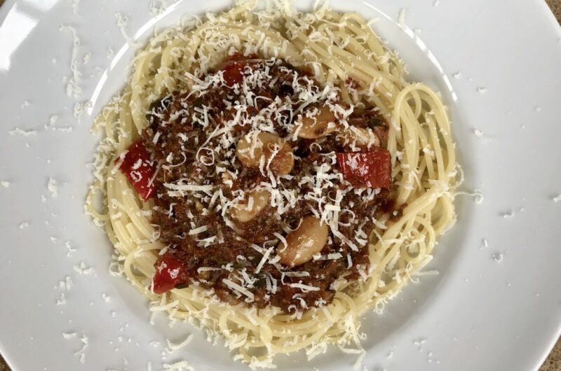 Spaghetti z sosem przyrządzonym z mielonego mięsa z dodatkiem pomidorów, oregano, cynamonu i czosnku przepis z Krety pochodzący.