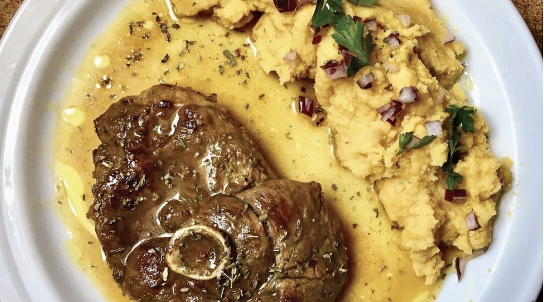 Stek jagnięcy, czyli plaster steku z jagnięcej nogi krótko smażony, a następnie duszony w sosie z czosnkiem i rozmarynem w białym winie.