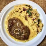 Stek jagnięcy, czyli plaster steku z jagnięcej nogi krótko smażony, a następnie duszony w sosie z czosnkiem i rozmarynem w białym winie.