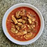 Strogonow wieprzowy czyli pokrojone w paski mięso smażone z cebulą i pieczarkami, a następnie duszone z dodatkiem drobno krojonego ogórka kiszonego.