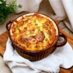 Suflet warzywny przygotowany z kolorowych warzyw połączonych kwaśną śmietaną, jajkiem i parmezanem pieczone razem w piekarniku.