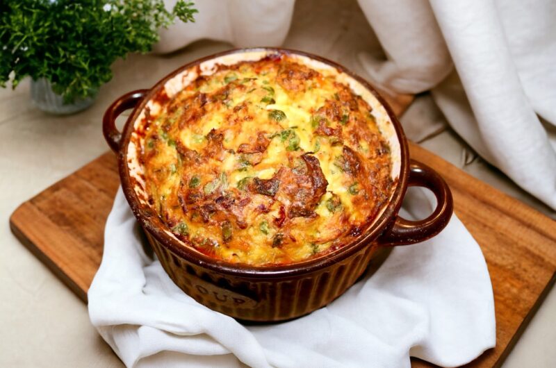 Suflet warzywny przygotowany z kolorowych warzyw połączonych kwaśną śmietaną, jajkiem i parmezanem pieczone razem w piekarniku.