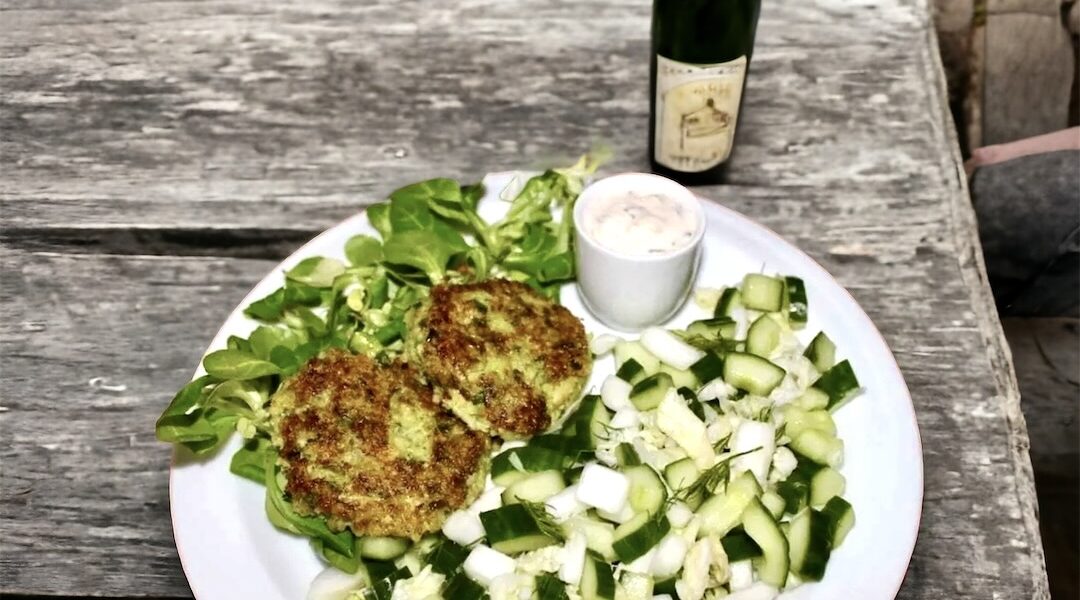 Surówka gruzińska przygotowana z drobno krojonych świeżych ogórków i kapusty pekińskiej z dodatkiem koperku i octu z białego wina.