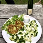 Surówka gruzińska przygotowana z drobno krojonych świeżych ogórków i kapusty pekińskiej z dodatkiem koperku i octu z białego wina.