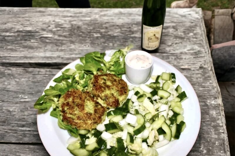 Surówka gruzińska przygotowana z drobno krojonych świeżych ogórków i kapusty pekińskiej z dodatkiem koperku i octu z białego wina.