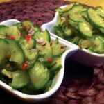 Surówka z ogórka po tajsku to pokrojone w cienkie plasterki świeże ogórki połączone z cebulą i chili, a następnie doprawione cukrem i octem ryżowym.