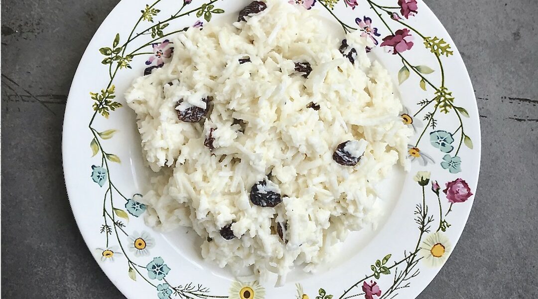 Surówka przygotowana z selera korzeniowego startego i doprawionego kwaśną śmietany z dodatkiem startego jabłka, soku z cytryny i rodzynek.