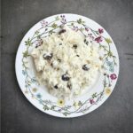 Surówka przygotowana z selera korzeniowego startego i doprawionego kwaśną śmietany z dodatkiem startego jabłka, soku z cytryny i rodzynek.