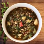 Zupa warzywna gotowana z soczewicą oraz z przesmażonymi na oliwie pokrojonymi warzywami.