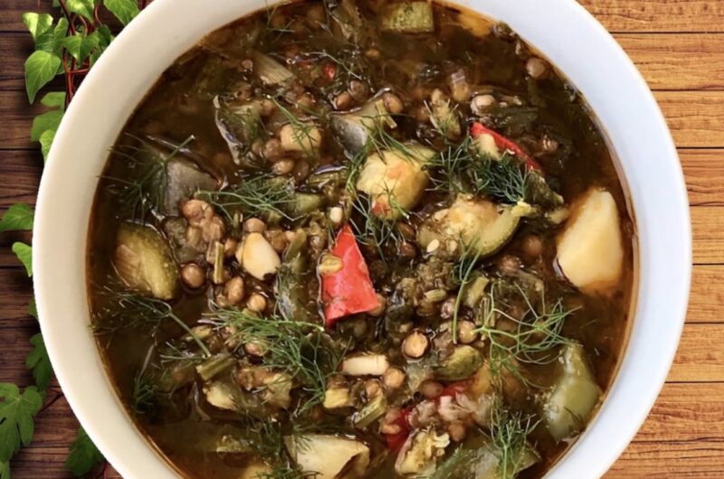 Zupa warzywna gotowana z soczewicą oraz z przesmażonymi na oliwie pokrojonymi warzywami.