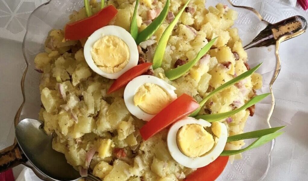 Szałot śląski to sałatka pochodząca z Górnego Śląska składającą się ze śledzi, ziemniaków, wędzonego boczku, jajek, ogórków kiszonych, a także cebuli.