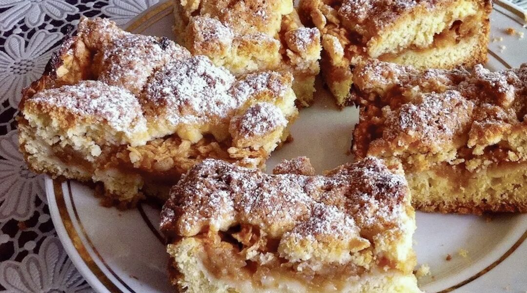 Szarlotka, czyli tradycyjne polskie ciasto z jabłkami z dodatkiem cynamonu i kwaśnej śmietany. Łatwe i szybkie do przygotowania.