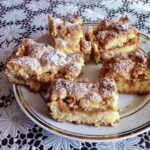 Szarlotka, czyli tradycyjne polskie ciasto z jabłkami z dodatkiem cynamonu i kwaśnej śmietany. Łatwe i szybkie do przygotowania.