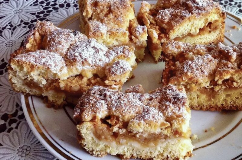 Szarlotka, czyli tradycyjne polskie ciasto z jabłkami z dodatkiem cynamonu i kwaśnej śmietany. Łatwe i szybkie do przygotowania.