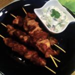 Szaszłyki drobiowe przygotowane z kawałków mięsa z udek kurczaka marynowane w aromatycznych przyprawach, a następnie grillowane w formie szaszłyków po marokańsku.