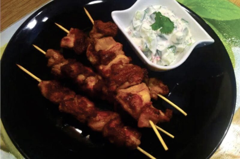 Szaszłyki drobiowe przygotowane z kawałków mięsa z udek kurczaka marynowane w aromatycznych przyprawach, a następnie grillowane w formie szaszłyków po marokańsku.