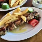 Szaszłyki wieprzowe czyli kawałki mięsa przyrządzone na grillu przyprawione oregano i skropione sokiem z cytryny tuż przed podaniem