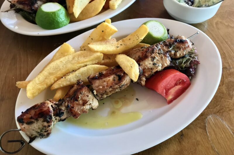 Szaszłyki wieprzowe czyli kawałki mięsa przyrządzone na grillu przyprawione oregano i skropione sokiem z cytryny tuż przed podaniem