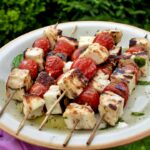 Szaszłyki z kawałkami sera halloumi grillowane razem z pomidorami koktajlowymi i świeżą miętą.