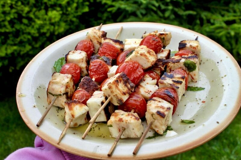 Szaszłyki z kawałkami sera halloumi grillowane razem z pomidorami koktajlowymi i świeżą miętą.