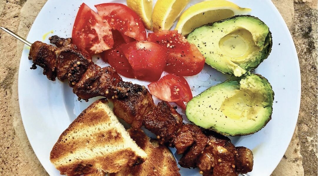 Szaszłyki z karczku wieprzowego marynowane w oliwie z dodatkiem chili, sosu sojowego, cynamonu i kurkumy.