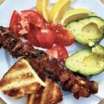 Szaszłyki z karczku wieprzowego marynowane w oliwie z dodatkiem chili, sosu sojowego, cynamonu i kurkumy.