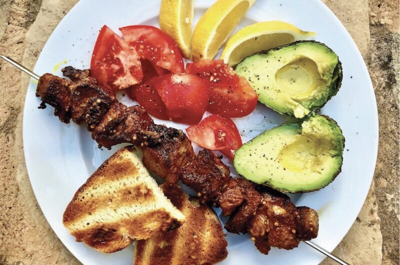 Szaszłyki z karczku wieprzowego marynowane w oliwie z dodatkiem chili, sosu sojowego, cynamonu i kurkumy.