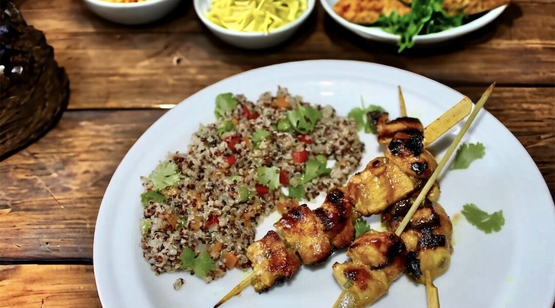 Szaszłyki z kurczaka marynowanego w curry i mleczku kokosowym przyrządzane na ruszcie.