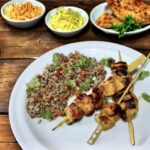 Szaszłyki z kurczaka marynowanego w curry i mleczku kokosowym przyrządzane na ruszcie.