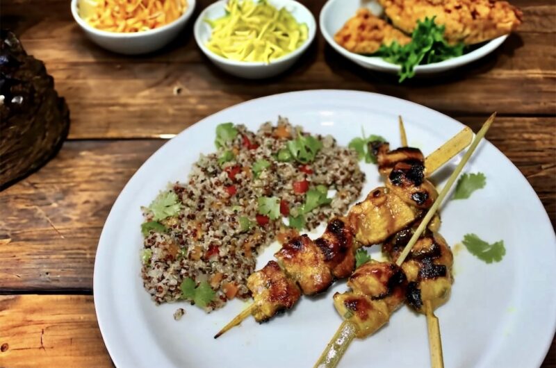 Szaszłyki z kurczaka marynowanego w curry i mleczku kokosowym przyrządzane na ruszcie.