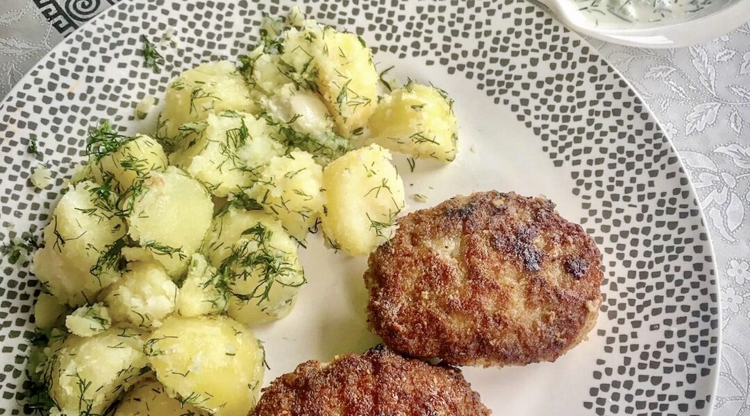 Sznycle mielone po krakowsku to mielone mięso wieprzowe z dodatkiem czosnku, jajka, namoczonej bułki i cebuli formowane w kotlety i smażone na patelni.