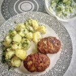 Sznycle mielone po krakowsku to mielone mięso wieprzowe z dodatkiem czosnku, jajka, namoczonej bułki i cebuli formowane w kotlety i smażone na patelni.