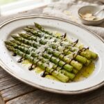 Szparagi zielone skropione oliwą, a następnie krótko pieczone i podane z octem balsamicznym i startym parmezanem.