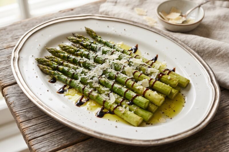 Szparagi zielone skropione oliwą, a następnie krótko pieczone i podane z octem balsamicznym i startym parmezanem.