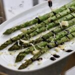 Szparagi zielone skropione oliwą, a następnie krótko pieczone i podane z octem balsamicznym i startym parmezanem.