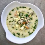 Zupa jarzynowa przygotowana na białej kiełbasie z dodatkiem warzyw na koniec doprawiona kwaśną śmietaną.