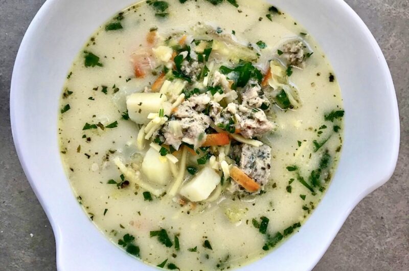 Zupa jarzynowa przygotowana na białej kiełbasie z dodatkiem warzyw na koniec doprawiona kwaśną śmietaną.