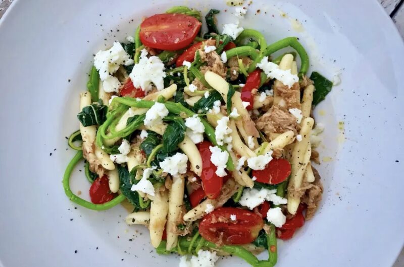 Obiad bezmięsny przyrządzony błyskawicznie z makaronu zmieszanego z pikantnym tuńczykiem z puszki oraz ze szpinakiem i pomidorkami.