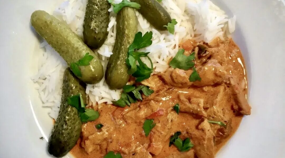 Szybki obiad przygotowany z krojonej w paski polędwiczki wieprzowej krótko smażonej, a następnie duszonej chwilę z mieloną słodką papryką.